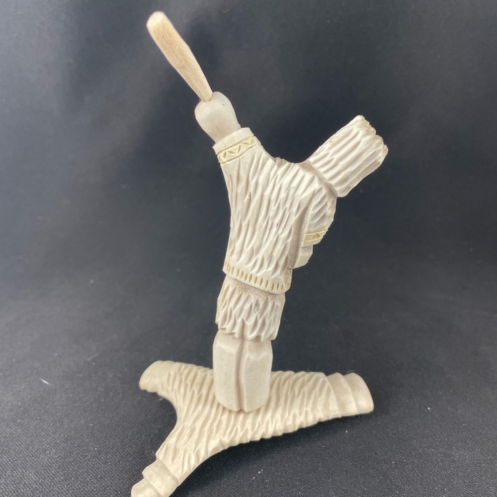 Handcarved Inuit Indigenous Caribou Antler Cribbage Board and Two Figurines - Picture 6 of 13